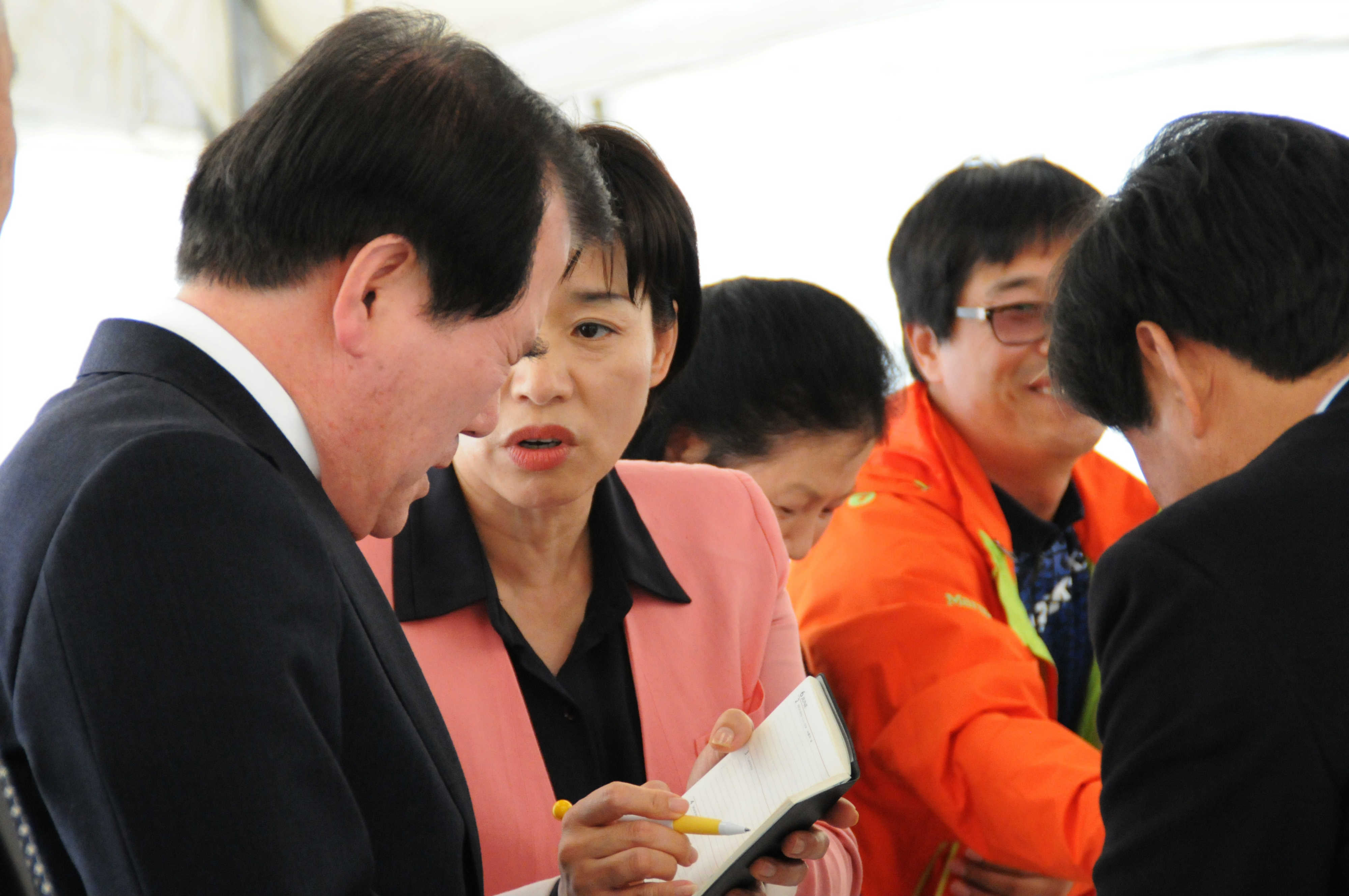 김미경 계룡시 의원이 김지철 교육감에게 계룡교육에 관한 제언을 하고 있다.