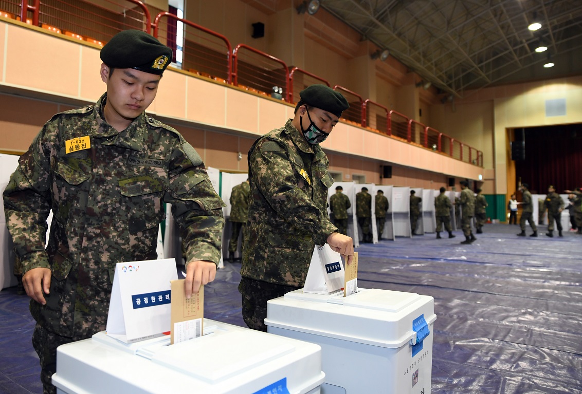 투표하는 논산 육군훈련소 훈련병들