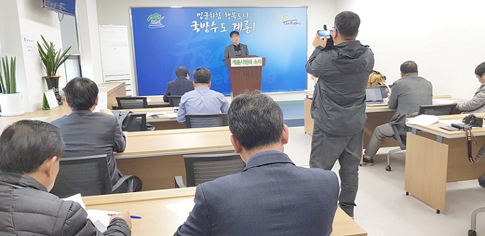 계룡시청 브리핑 룸에서 4일 계룡시민의소리 오병효 대표가 기자회견을 하고있는 모습