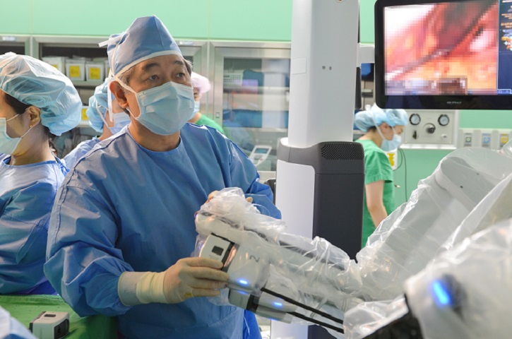 건양대병원 외과 최인석 교수가 로봇 휘플수술 집도를 위해 환자의 병변부에 로봇 팔을 도킹(결합)하는 모습