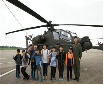  전시회 헬리콥터를 관람하는 어린이들