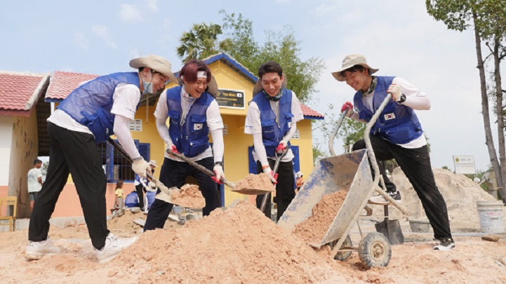  KT&G가 대학생 해외봉사단 36명을 동남아시아 캄보디아의 씨엠립 주(州)에 파견해 도서관 건립과 도서 기증 등의 봉사활동을 벌였다. 사진은 봉사자들이 도서관 건립을 위한 공사를 진행하고 있는 모습.