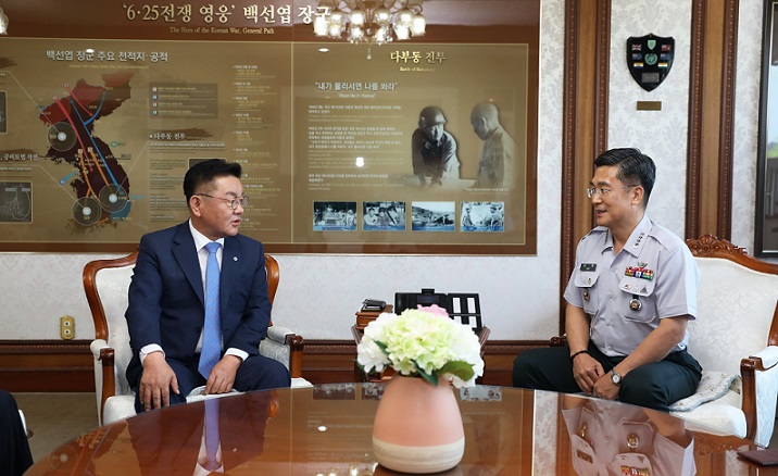  지난 6월 5일 계룡대를 방문한 최홍묵 계룡시장이 서욱 육군참모총장을 만나 환담을 나누고 있다.
