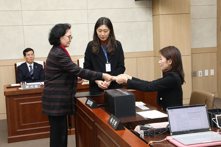  윤차원 계룡시의원 시정질문 건 찬반 투표 장면