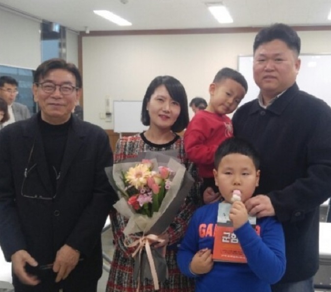  최우수상을 수상한 박선영 씨(가운데) 가족과 한수산 작가(왼쪽)