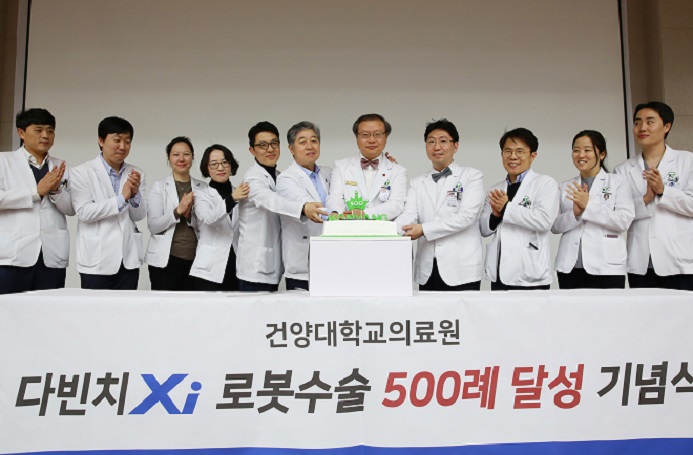 건양대병원 최원준 의료원장(왼쪽 7번째)을 비롯한 로봇수술 집도의들이 로봇수술 500례 달성을 자축하는 기념식을 가졌다.