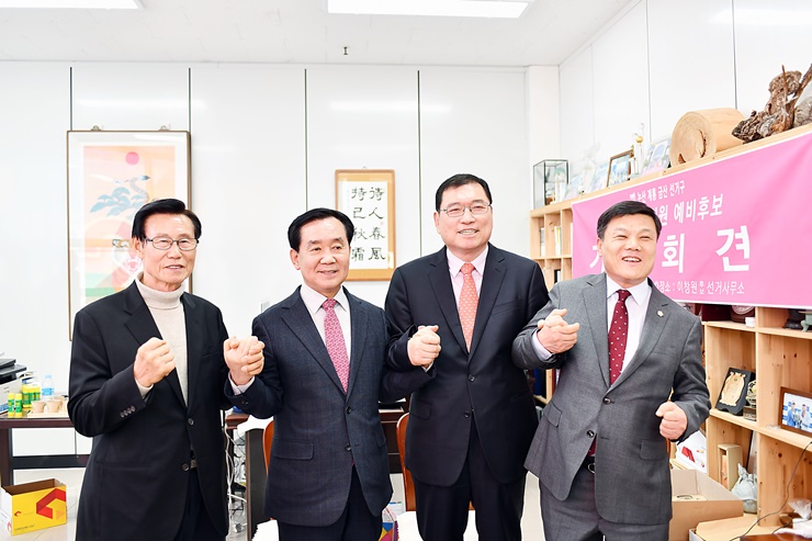  왼쪽부터 송덕빈 선대위원장,미래통합당 박우석 후보, 이창원 후보, 박승용 논산시의원 
