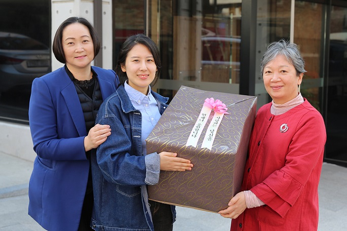  건양대병원 서재정 간호사(가운데)가 대전시 코로나19 전담병원 파견 전 이혜옥 간호부장(오른쪽)과 김민영 간호팀장(왼쪽)으로부터 선물과 함께 배웅을 받고 있다.