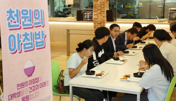 박희조 동구청장이 지난해 6월 22일 우송대 학생 식당을 찾아 학생들과 함께 아침 식사를 하고있다.