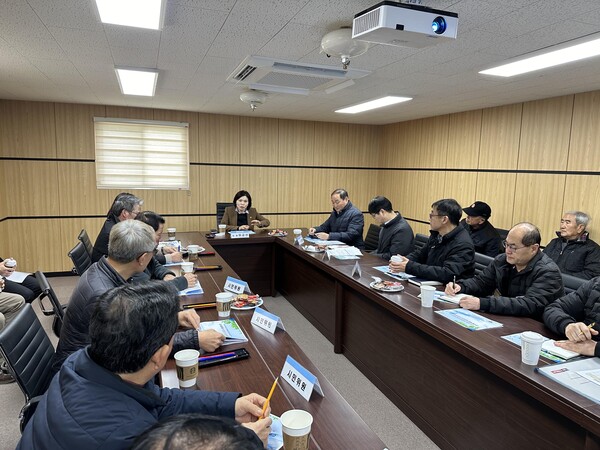 이금선 대전시의회 의원이 5일 대전하수 처리장 시설현대화 사업과 관련된 지역주민의 애로사항을 청취하고 있다.