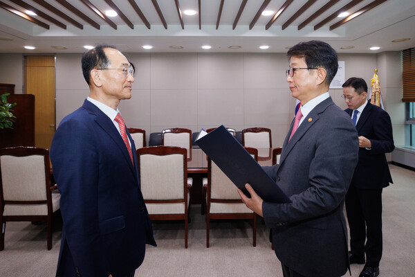 박상우 국토교통부 장관이 19일 오전 정부세종청사에서 이성해 국가철도공단 신임 이사장(사진 왼쪽)에게 임명장을 전수하고 있다.