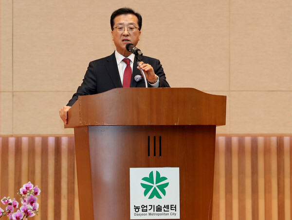 조원휘 대전시의회 부의장이 27일  '한국농촌지도자 대전광역시연합회 제12·13대 임원 이·취임식'에서 축사를 하고 있다.
