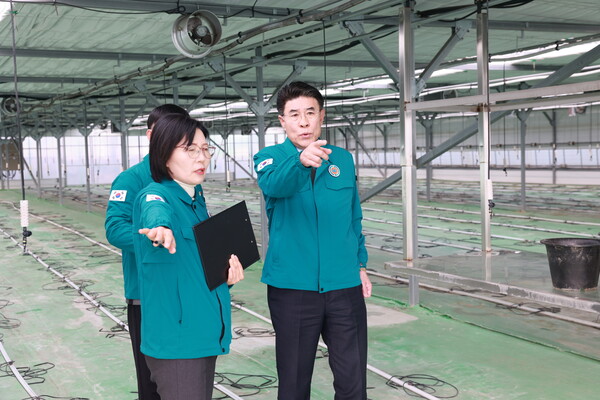 이응우 시장이 화단국 재배시설을 방문 점검하고 있다.