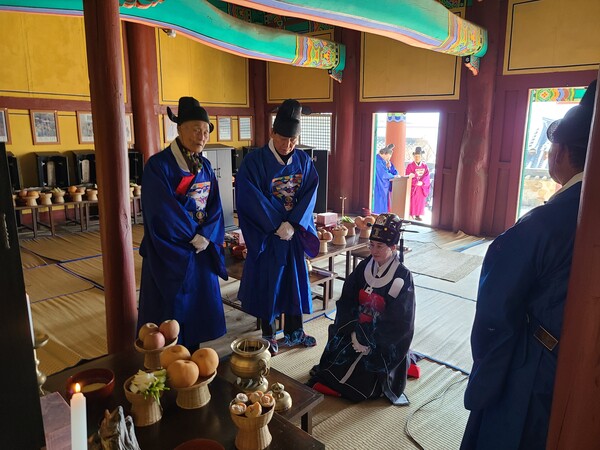 송재숙 전의면장이 600여 년의 전의향교 석전대제 역사상 여성 최초로 초헌관을 맡았다.