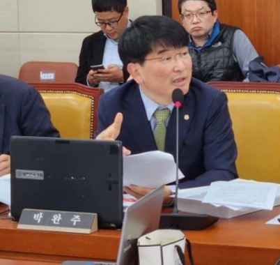 무소속 박완주 의원(3선, 천안을)이  19일 입장문을 통해 22대 총선 불출마를 선언했다.