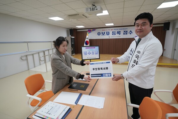 무소속 세종을 신용우 후보(사진 오른쪽)가 21일 오후 세종선관위 김진옥 주무관에게 후보등록 서류를 접수하고 있다.