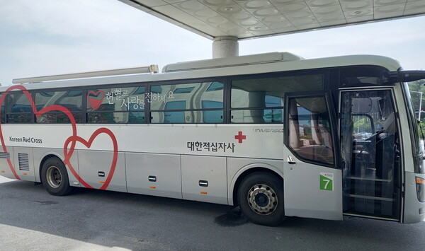 사랑의 헌혈버스 모습.