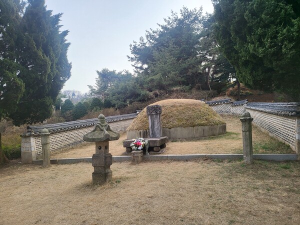 조선시대 선조의 할머니인 창빈 안씨 묘역이 국립현충원 내 혈의 자리로 알려진 곳에 자리하고 있다. 주변에 한국의 '왕(대통령)'들이 창빈묘를 중심으로 안장돼 있다.